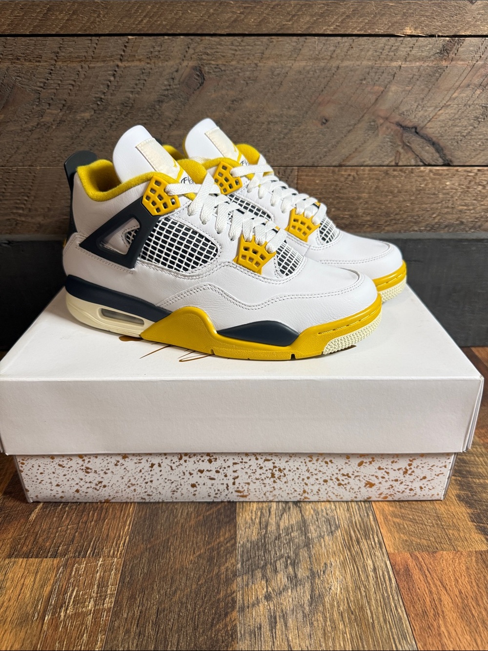 Nike Air Jordan 4 Retro Vivid Sulfur White Yellow Women’s 8.5 Men’s 7 DS